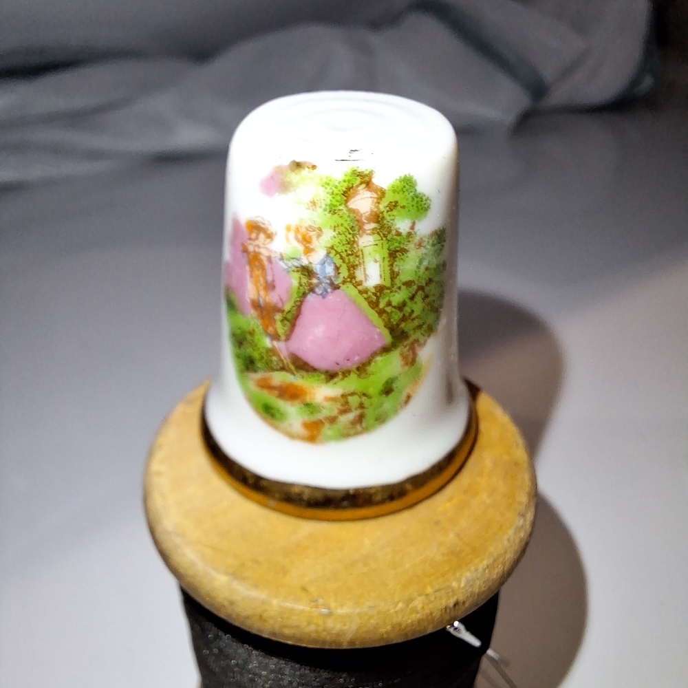 Vintage Couple Garden Porcelain / Ceramic Thimble Vintage Gold Trimmed Band